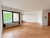 Großzügige 2,5 Zimmer Wohnung mit Einbauküche, Balkon und TG-Stellplatz in Esslingen - Wohnbereich