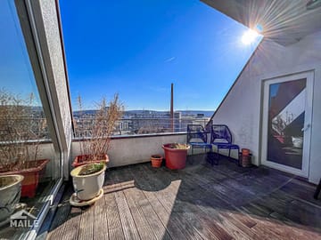 Hochwertige Maisonette-Wohnung mit Dachterrasse, EBK und zwei Garagen!, 70191 Stuttgart, Dachgeschosswohnung