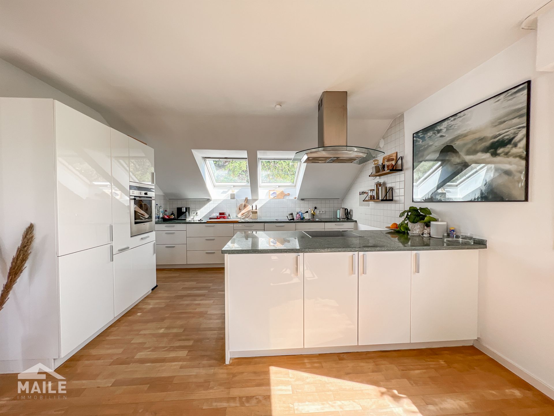 Traumhafte 3,5 Zimmer Dachgeschosswohnung mit Blick über Stuttgart! - Küche