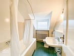 Sonnige 3-Zimmer-Wohnung mit zusätzlichem Arbeitszimmer am schönen Killesberg - Badezimmer