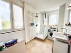 Hochwertige 3 Zimmer Wohnung mit Parkettböden und Balkon in gefragter Lage - Badezimmer