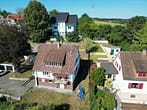 Entkerntes Zweifamilienhaus mit Terrassengarten, Doppelgarage und toller Aussicht! - Ansicht Ostseite