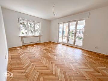 Kernsanierte Luxus-Wohnung mit großer Terrasse+ EBK in grüner Lage., 70327 Stuttgart Luginsland, Etagenwohnung