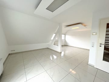 Hochwertige 4-Zimmer Maisonette-Wohnung mit EBK und Balkon mit tollem Ausblick, 70327 Stuttgart Untertürkheim, Dachgeschosswohnung