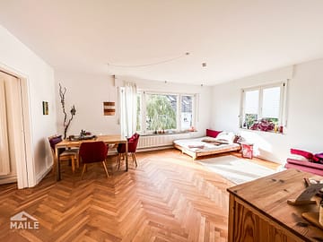 Hochwertige 3 Zimmer Wohnung mit Parkettböden und Balkon in gefragter Lage, 70619 Stuttgart Sillenbuch, Etagenwohnung