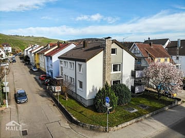 Gepflegtes 2- 3 Parteienhaus mit Doppelgarage und Potenzial zum Ausbau!, 71384 Weinstadt, Mehrfamilienhaus