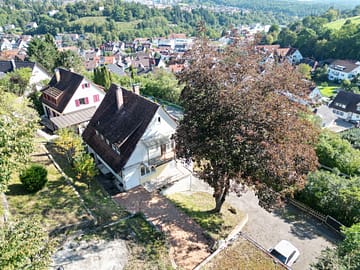 Entkerntes Zweifamilienhaus mit Terrassengarten, Doppelgarage und toller Aussicht!, 71111 Waldenbuch, Zweifamilienhaus